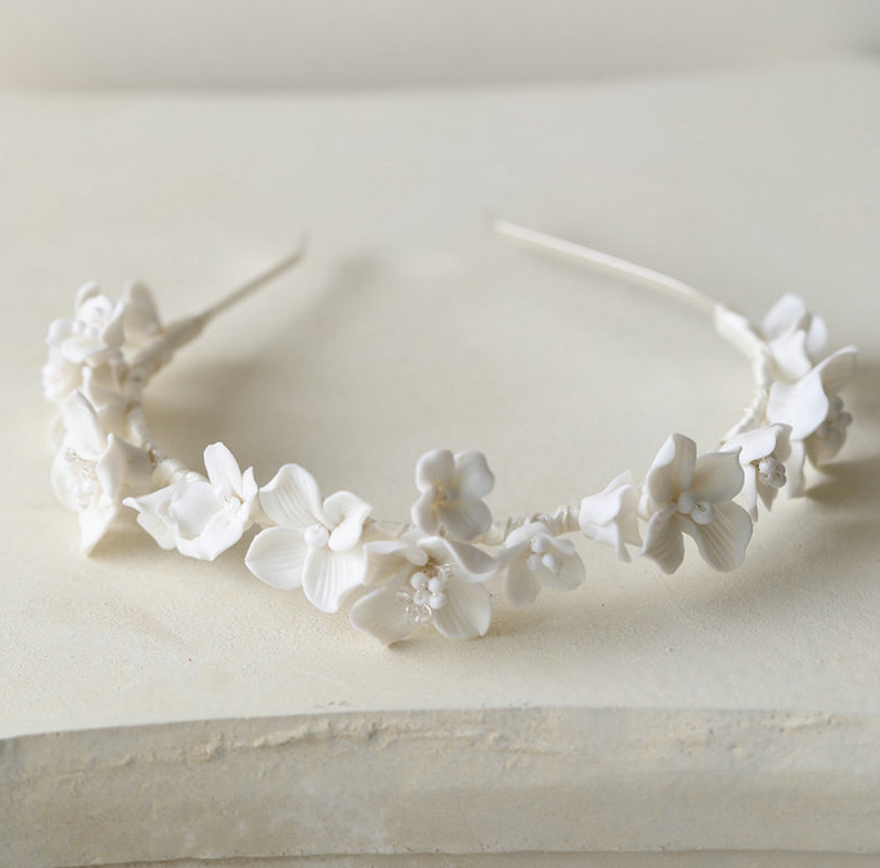 Braut Haarband Elegant in Weiß mit Porzellan Blumen