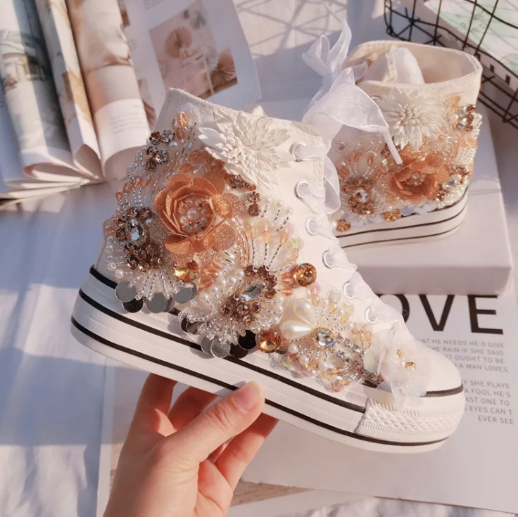 Bequeme Boho Style Braut Sneakers Hochzeitsschuhe in Weiß Champagne mit Blumen 