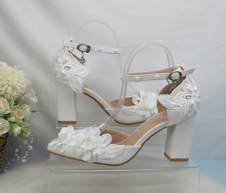 Blockabsatz Satin Blumen Brautschuhe Hochzeitsschuhe in Weiß