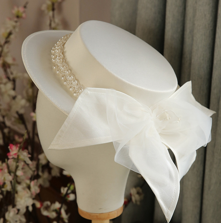 Brauthut Faiza in Weiß mit Perlenkette