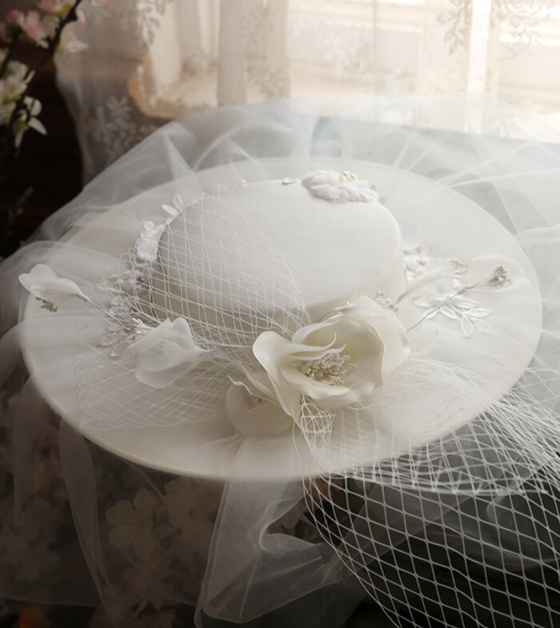 Flat Top Brauthut Darya in Weiß mit Blumen und Schleier