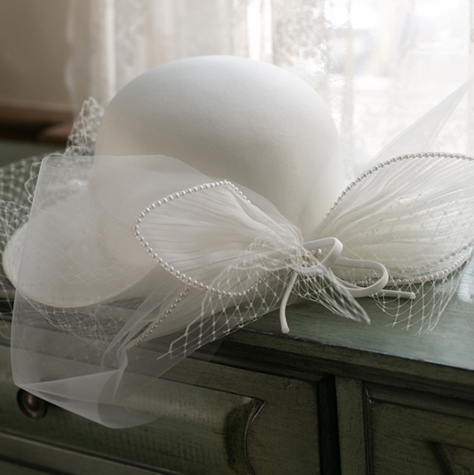 Brauthut Dome Hut in Weiß mit Perlen und Tüll