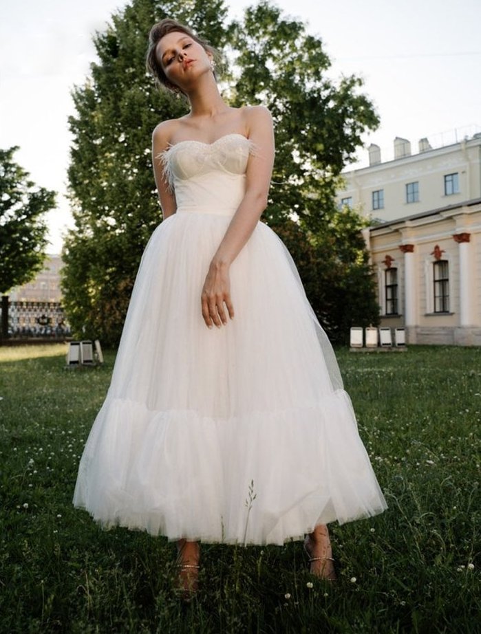 Schulterfreies Petticoat Style Brautkleid Knöchellang