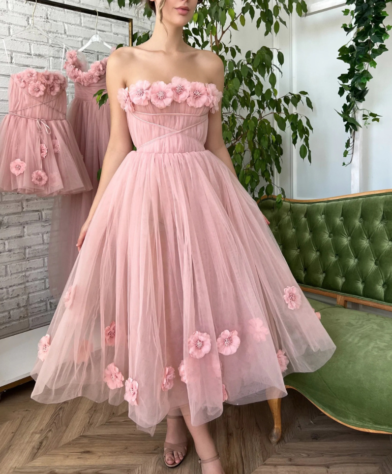 Elegantes Schulterfreies Kleid für Hochzeitsgäste in Rosa mit Blumen