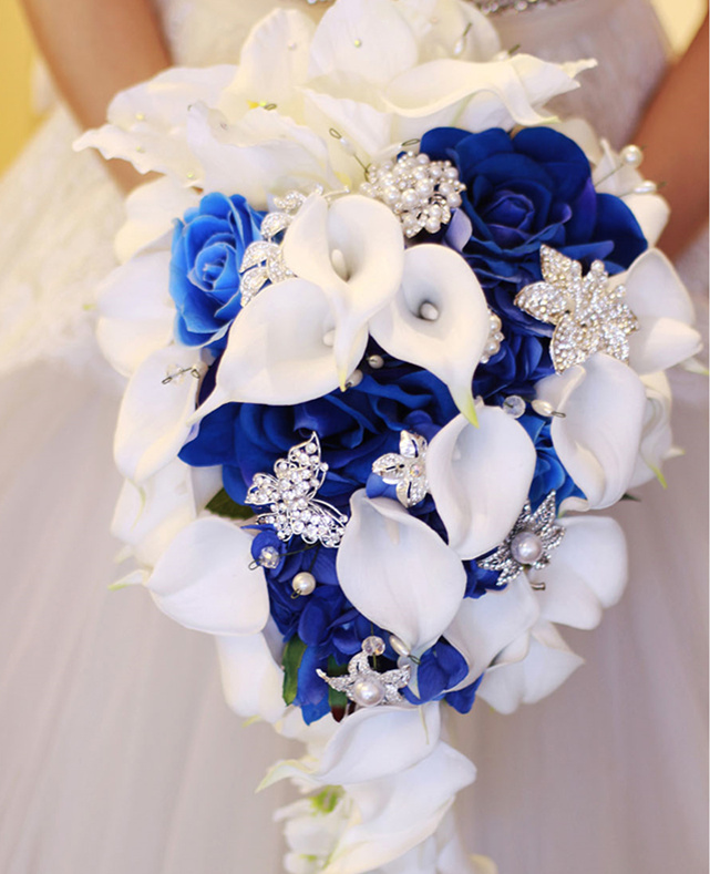 Calla - Rosen Brautstrauß Annabell in Weiß Blau