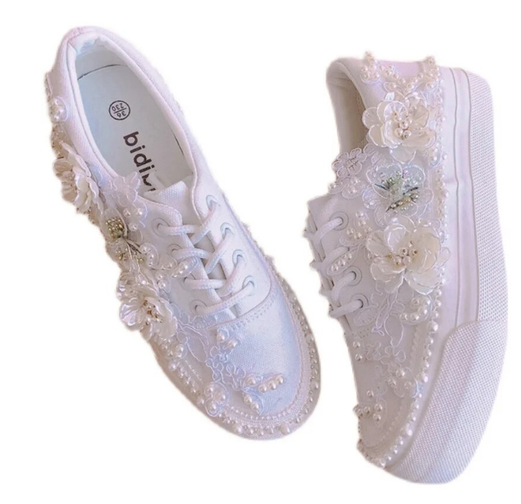 Braut Sneakers in Weiß mit Perlen und Blumen