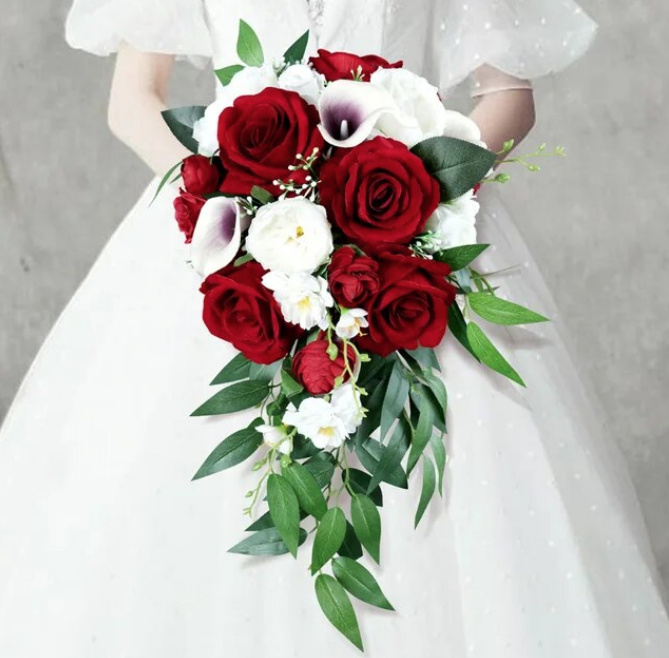 Wasserfall Brautstrauß mit Rosen und Cala Rot Weiß
