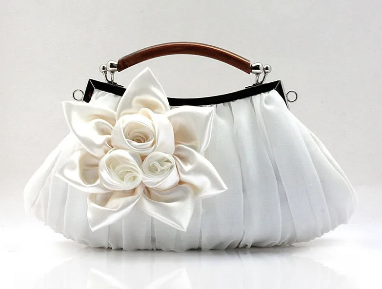 Satin  Brauttasche Leonor mit 3D Blume in Weiß