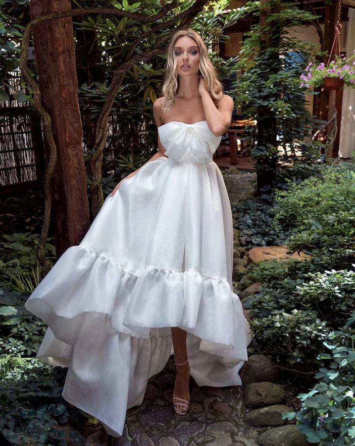 Schulterfreies Vokuhila Brautkleid Mathilde mit Rüschen und Schleife