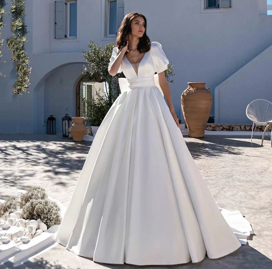 A Linie Satin Brautkleid Ally mit Puffärmel und Schleppe