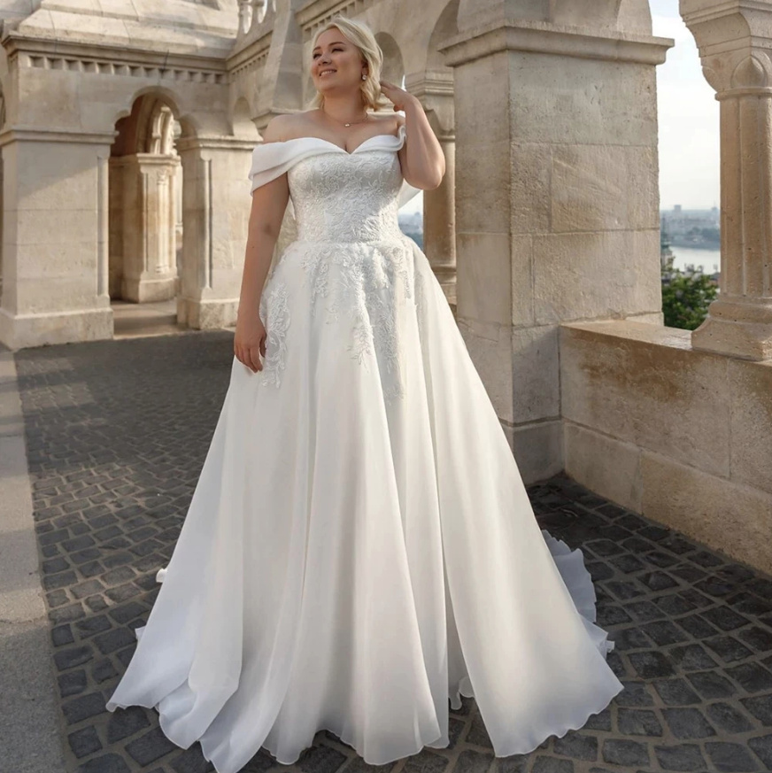 Schulterfreies Plus Size Brautkleid Alva mit Schleppe und Spitze