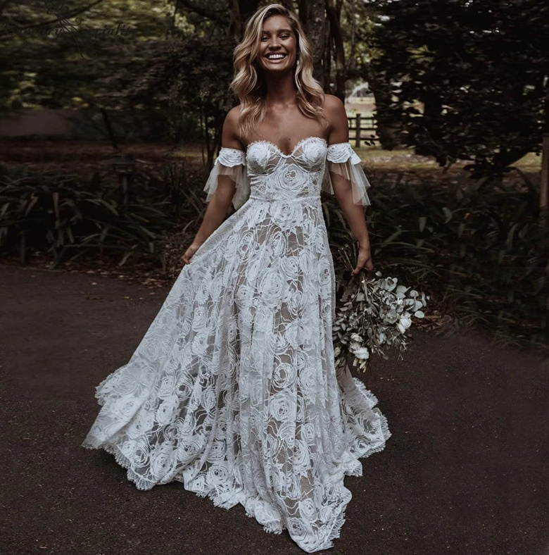 Schulterfreies Boho Brautkleid Ayaka aus Spitze mit Schleppe