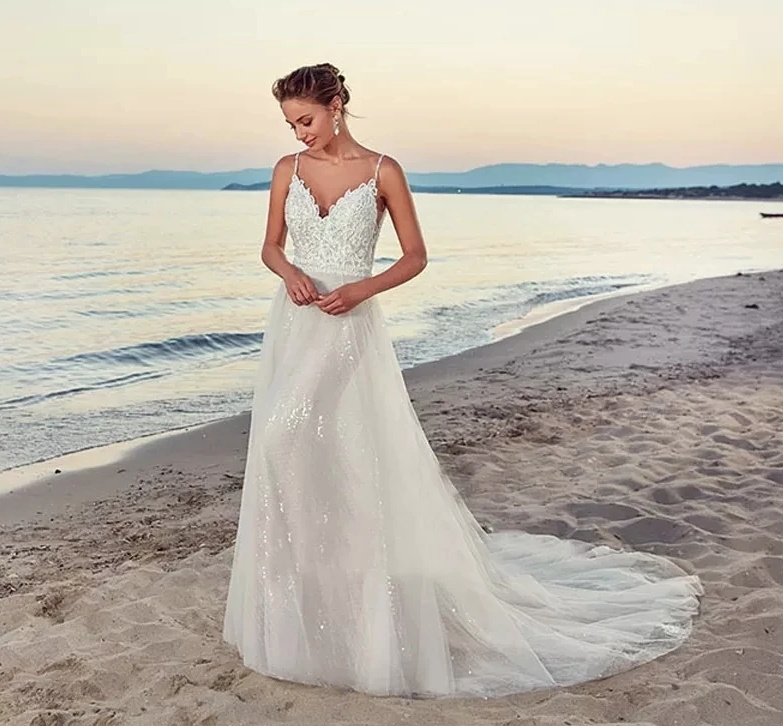 Spaghettiträger Fit and Flare Brautkleid Ayana mit Spitze Applikationen und Schleppe