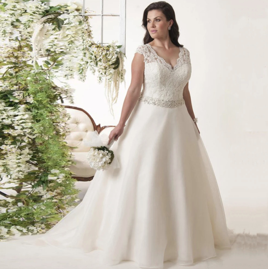 Plus Size Brautkleid Anushka mit Spitze Schleppe und Schärpe