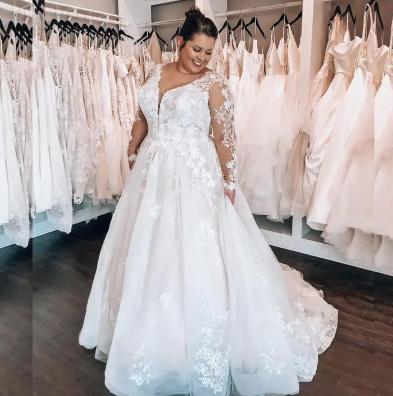 Langarm Plus Size Brautkleid Ayuna mit Tattoo Spitze und V Ausschnitt Bodenlang