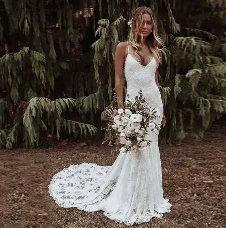 Boho Style Fit and Flare Brautkleid Britany mit Spaghettiträger Schleppe und Spitze