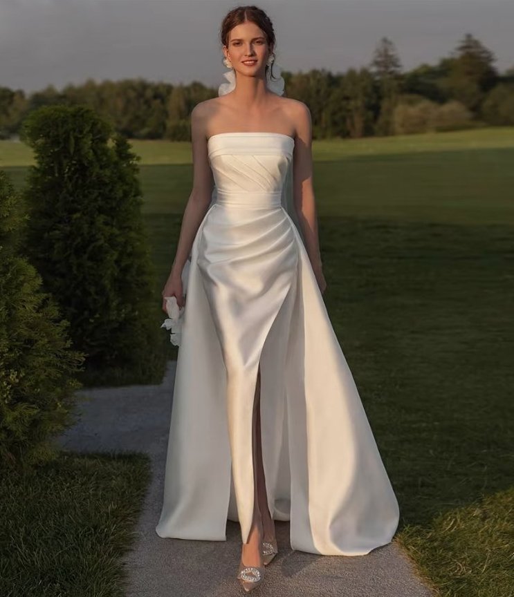 Schulterfreies I Linie Satin Brautkleid Baldrun mit Schleppe