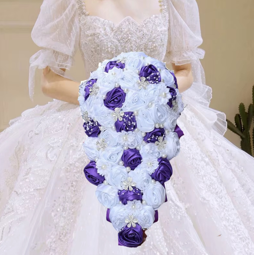 Wasserfall Rosen Perlen Brautstrauss Davina Weiß Lila