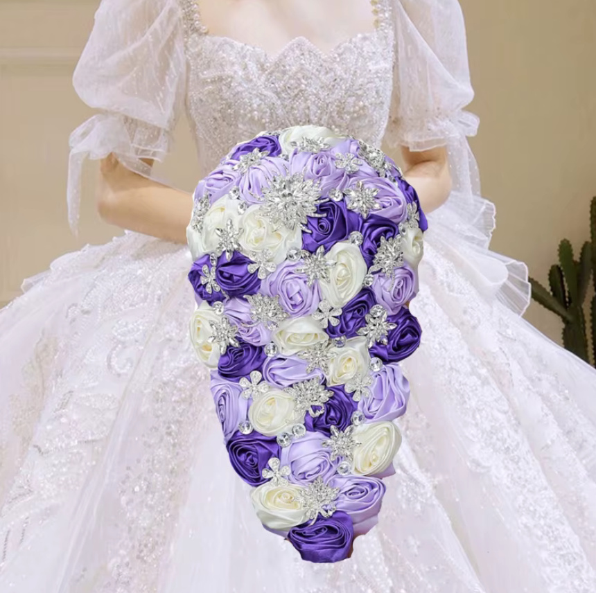 Wasserfall Rosen Perlen Brautstrauss Davina Weiß Flieder Lila