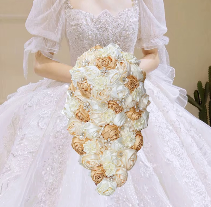 Wasserfall Rosen Perlen Brautstrauss Davina Weiß Champagne