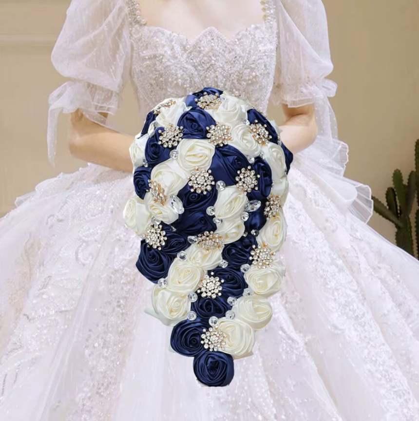 Wasserfall Rosen Perlen Brautstrauss Davina Weiß Navyblau
