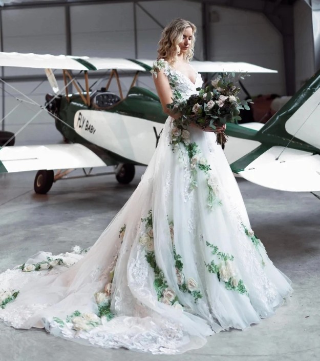 A Linie Prinzessin Brautkleid Helia mit 3D Blumen und Schleppe