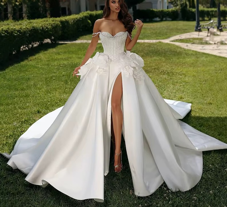 Schulterfreies Prinzessin Brautkleid Ines mit Sexy Cut Out und Perlen Applikationen