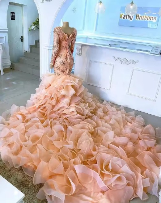 Luxus Meerjungfrau Brautkleid Iris mit Kristall Perlen Applikationen und Schleppe in Elfenbein