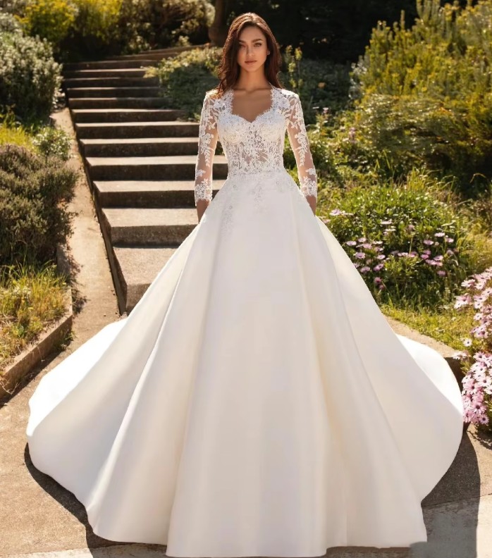 Zweiteiliges Brautkleid Ilaria mit Bolero Jacke aus Spitze