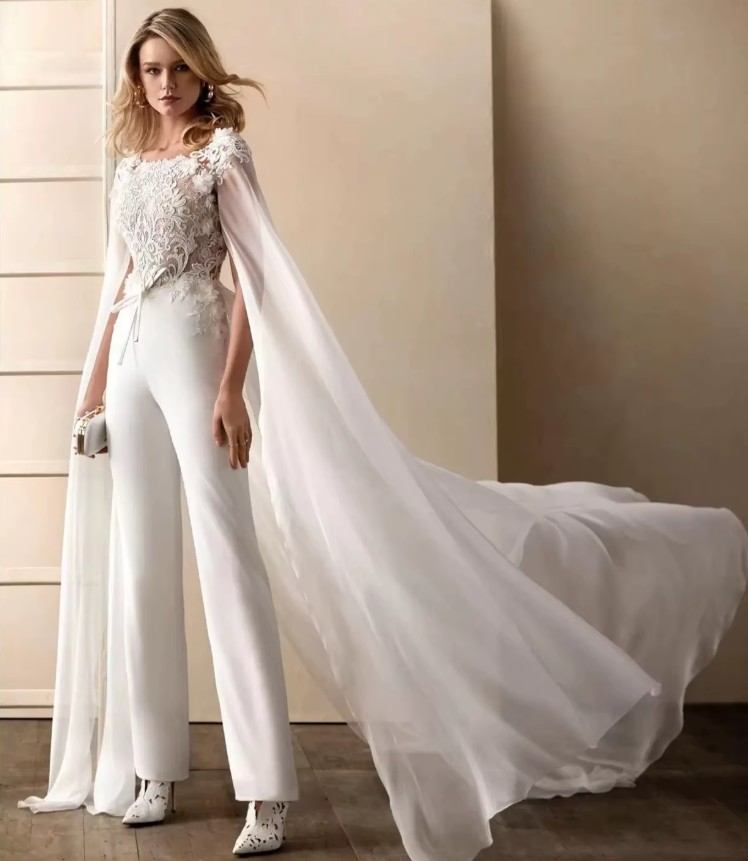 I-Linie Braut Einteiler Joana mit Blumen - Spitze und Chiffon Cape