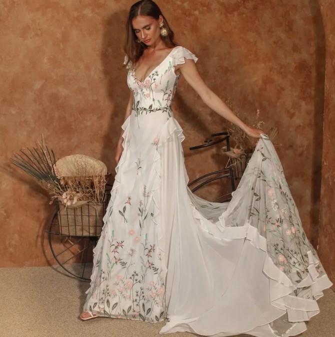 Empire Boho Stil Brautkleid Joanna mit Blumen Stickerei und Schleppe
