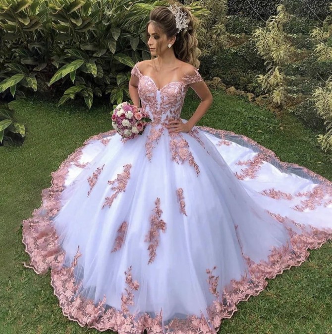 Prinzessinnen Brautkleid Juliet mit Schleppe und Champagne Spitze