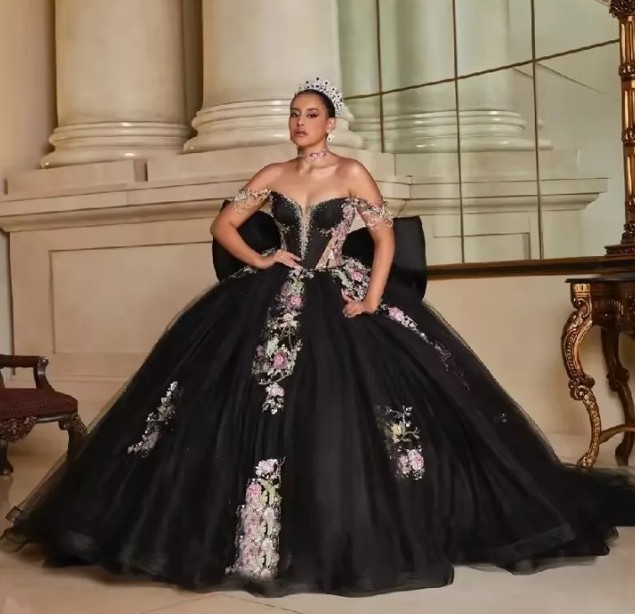Schulterfreies Prinzessin Brautkleid Janka in Schwarz mit Blumen Stickereien
