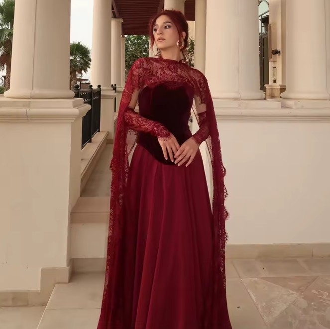  A Linie Brautkleid Jenna in Dunkelrot mit Cape aus Spitze
