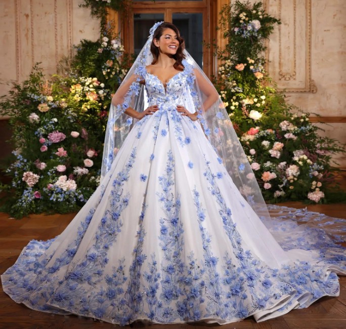  A Linie Prinzessin Brautkleid Julianne mit Blaue Blumen Stickereien und Schleppe