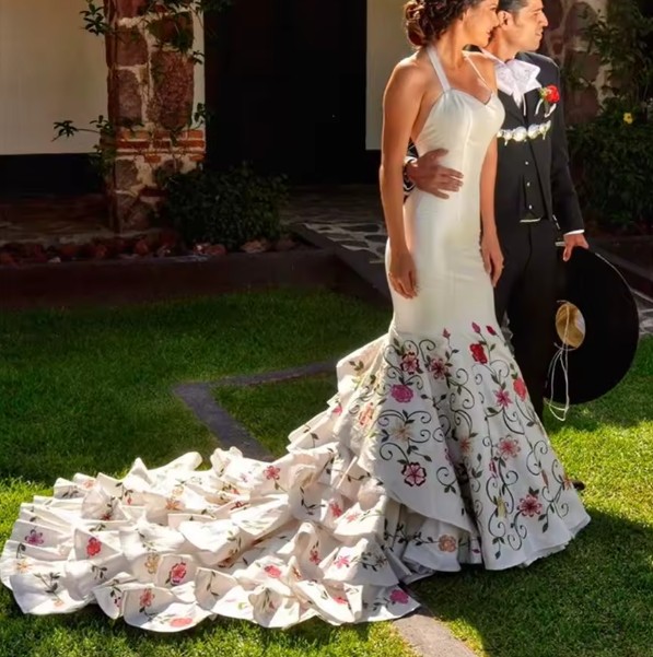Neckholder Träger Meerjungfrau Brautkleid Jacqueline mit Schleppe und Blumen
