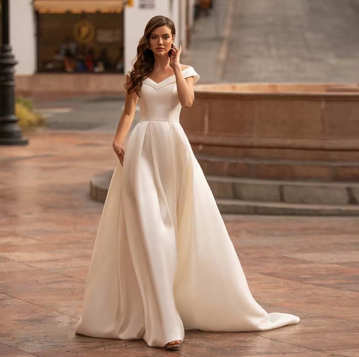 Schlichtes A Linie Satin Brautkleid Janique mit Rückenausschnitt