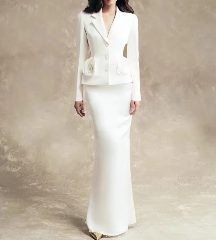 Elegantes Damen Kostüm für den Standesamt Figurbetont in Weiß