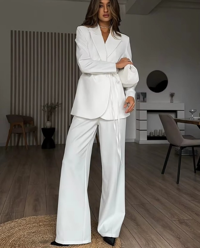 Braut Zweiteiler Outfit Jonna für den Standesamt Weißer Hosenanzug für die Braut