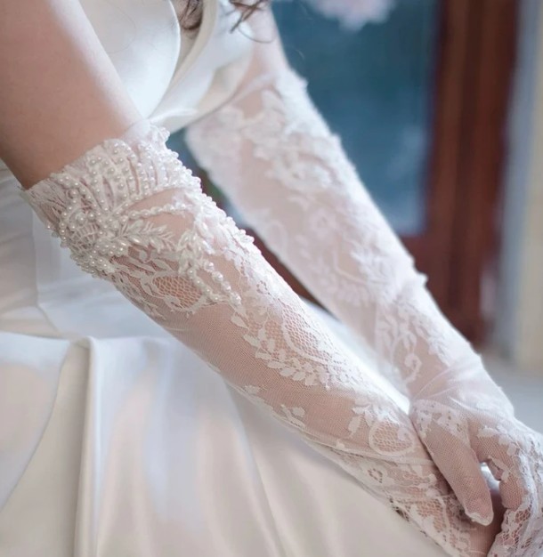 Elegante Hochzeit Brauthandschuhe Keola mit Perlen und Spitze