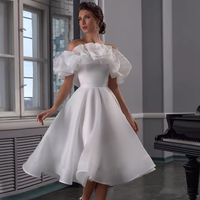 Schulterfreies Brautkleid Kerstin Wadenlang mit Volants