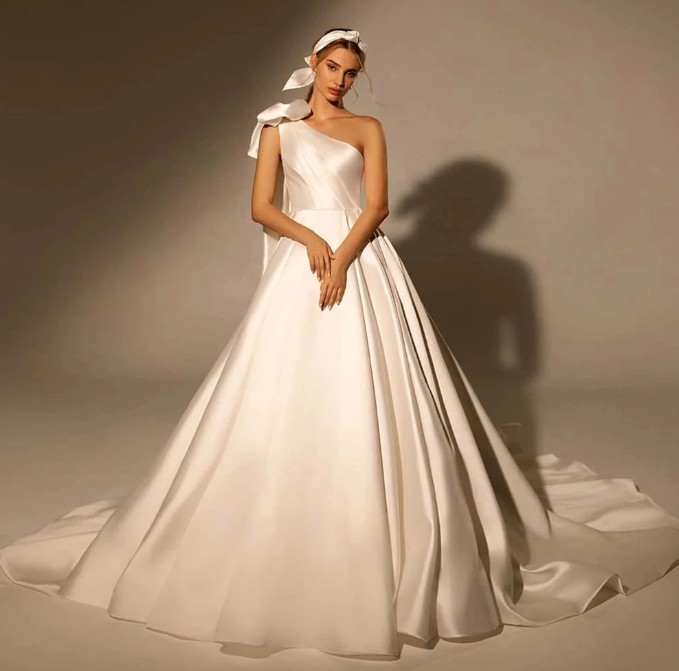 A Linie Brautkleid Kim mit One Shoulder Träger und Schleppe
