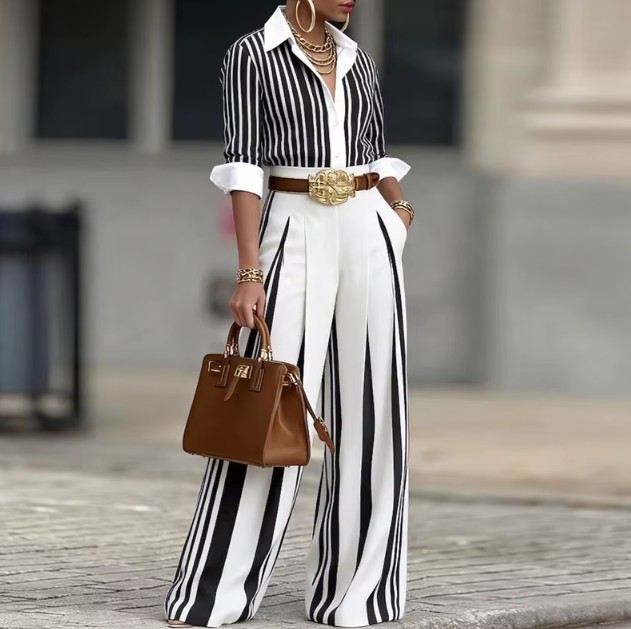 Damen Outfit 2-Teilig in Weiß Schwarz – Elegantes Hochzeitsgast Outfit mit Reversoberteil & weiter Plisseehose
