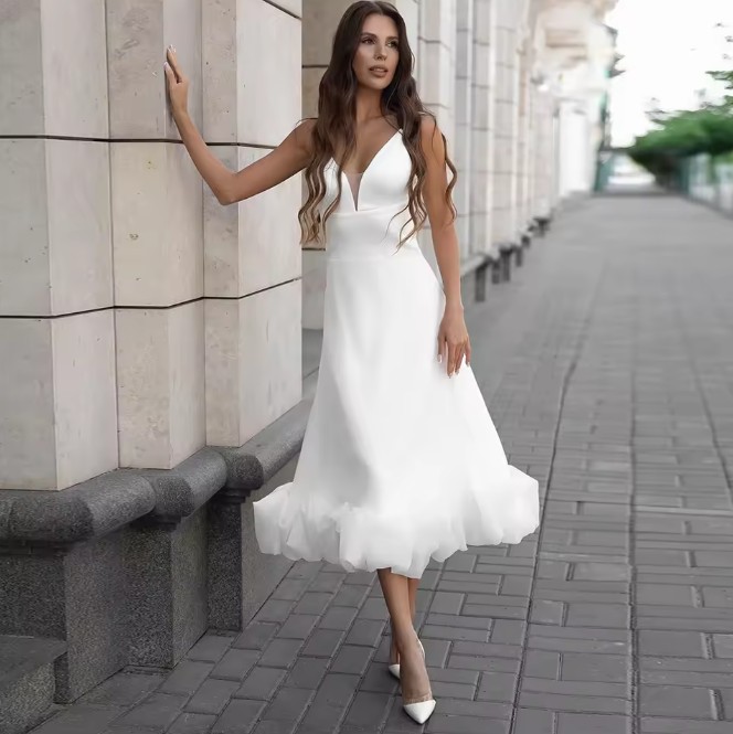 Modernes Midi Brautkleid A-Linie aus Krepp mit Spaghettiträgern in Weiß