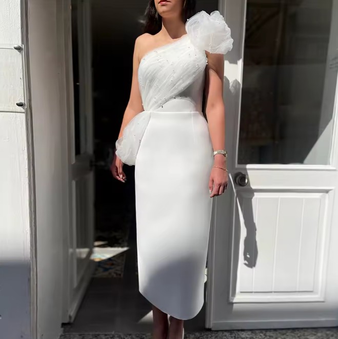 Modernes Standesamt Brautkleid Midi in Weiß mit One-Shoulder und Perlen