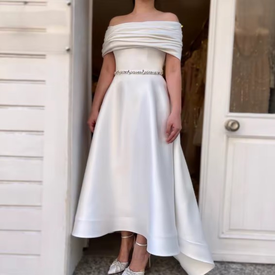 Klassisches Midi Brautkleid A-Linie aus Satin Schulterfrei in Weiß Vorne Kurz Hinten Lang