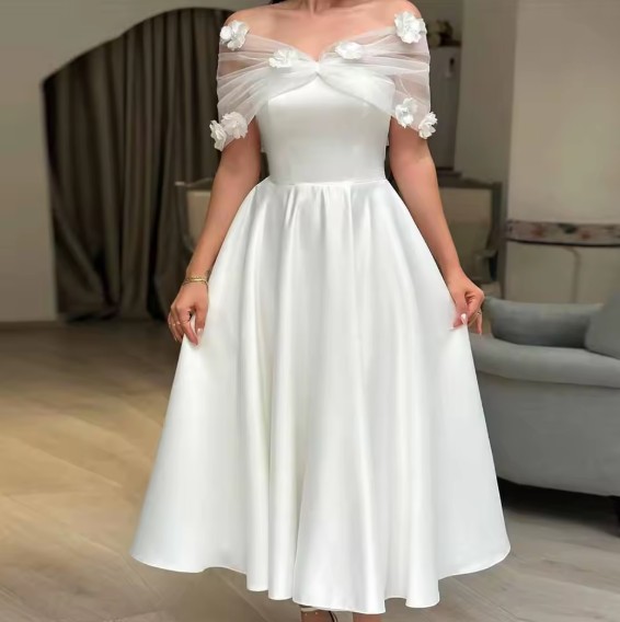 Romantisches Midi Brautkleid A-Linie aus Satin mit 3D-Blumen in Weiß