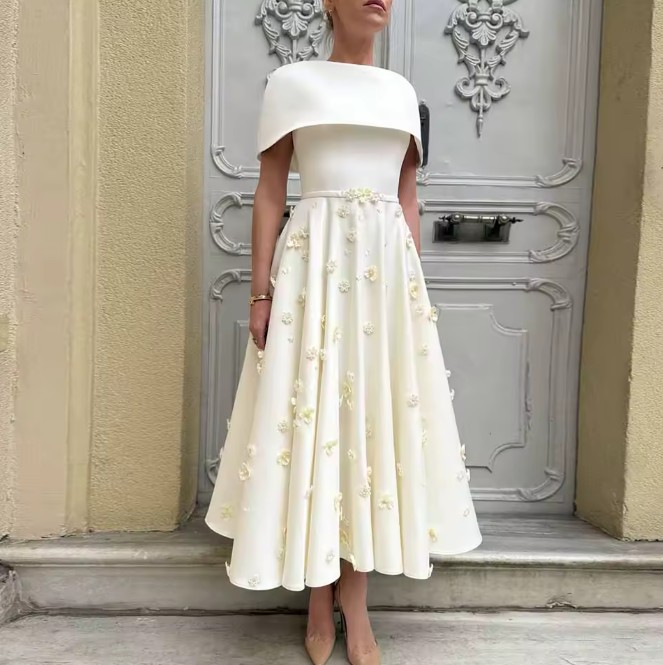 Klassisches Midi Brautkleid Käthe A-Linie aus Satin mit Schärpe und 3D Blumen