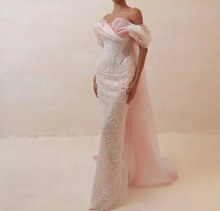 Rosa Spitzen-Brautkleid mit Perlen