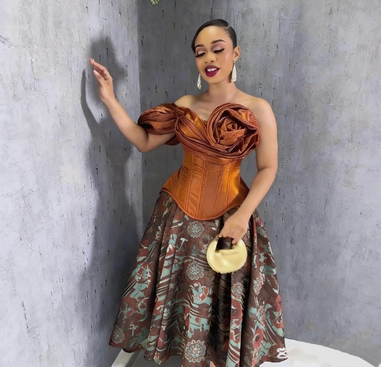 A-Linie Korsett-Brautkleid mit 3D-Blüten Bronzebraun